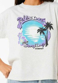Grå bomulds T-shirt med et farverigt grafisk design, der inkluderer palmer, solnedgang og teksten "Ripcurl 1962 Surfing Company" i lilla og blå.