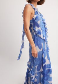 NA-KD RUFFLE DETAIL  - Maksi suknelė - white blue floral