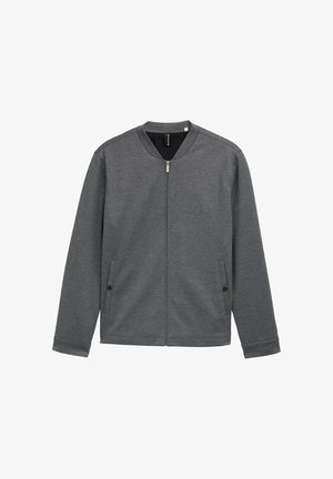 Giacca grigia con zip, collo rotondo, due tasche laterali e texture liscia. Presenta un design minimalista e una silhouette aderente.