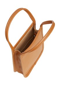 Borsa in pelle color cuoio con due manici, forma rettangolare, esterno testurizzato e apertura superiore che rivela un interno beige. Presenta hardware minimale.