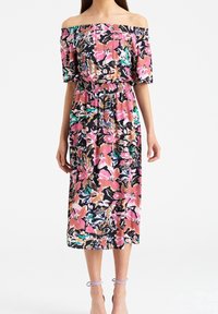 Robe fleurie noire à épaules dénudées, ornée de motifs roses, verts et beiges ; taille élastique, longueur mi-mollet et manches courtes.