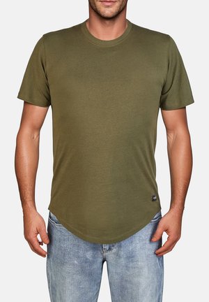 Camiseta verde oliva, de manga corta, con cuello redondo, material de algodón suave, dobladillo curvado en la parte inferior, etiqueta en el lado izquierdo.