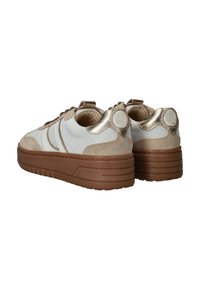 Witte en beige sneakers met een gestructureerde bovenkant, metallic accenten en een dikke bruine zool. Heeft een afgeronde hak en decoratieve veters.