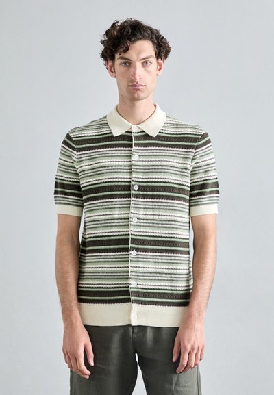 Polo à manches courtes en tricot rayé vert, marron et crème, avec un col et un devant à boutons. Motif texturé sur l'ensemble.