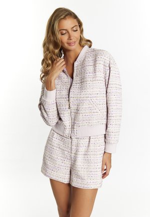 Tweedjacke und Shorts-Set in Lavendel und Creme, mit strukturiertem Stoff, gerippten Bündchen und einem Reißverschluss vorne sowie Seitentaschen.