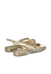Scarpe slingback metalliche dorate con punta affusolata, tacco piatto e decorazioni di perline lungo le cinghie. Texture liscia, design elegante.