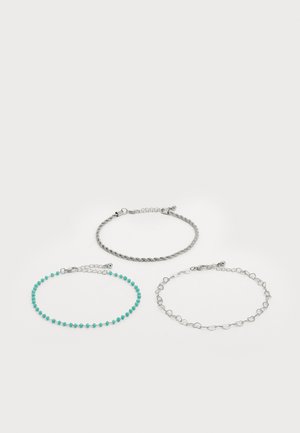 Tre sølvarmbånd: et med snoet design, et med turkise perler, og et med sammenkoblede hjerteformer; forskellige bredder og spænde stilarter.