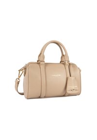 Sac à main en cuir beige avec des poignées arrondies, une bandoulière détachable et une petite étiquette. Présente une finition lisse et texturée avec des accents dorés.