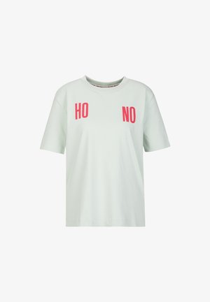 Hellgrünes Baumwoll-T-Shirt mit kurzen Ärmeln, das auf der Vorderseite mit auffälligen roten "HO"- und "NO"-Texten versehen ist. Schlichte, lässige Passform.