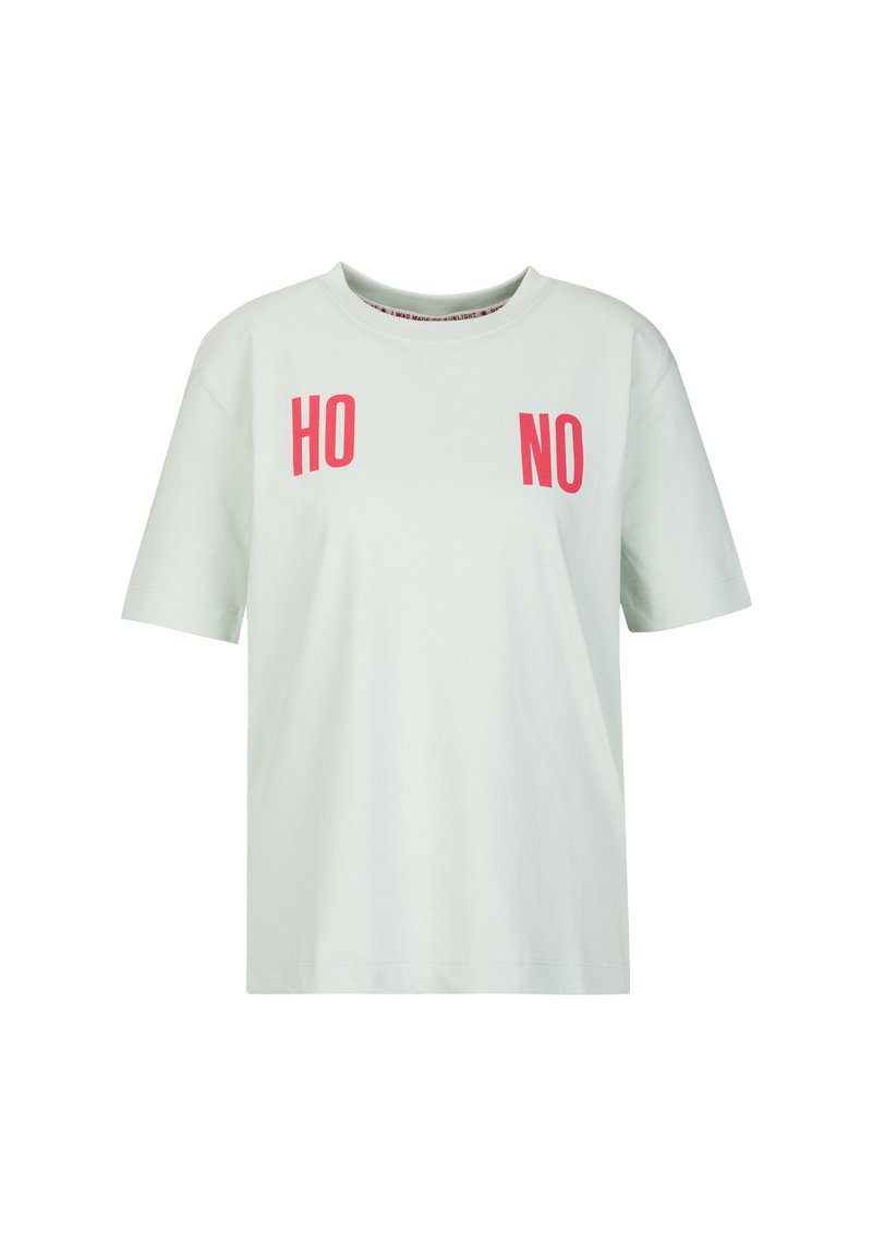 Lichtgroene katoenen t-shirt met korte mouwen, met opvallende rode "HO" en "NO" tekst op de voorkant. Eenvoudig, comfortabel ontwerp.