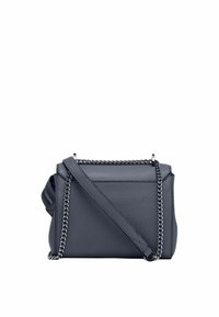 Borsa a spalla in pelle blu navy con finitura texture, dotata di tracolla a catena e silhouette strutturata.