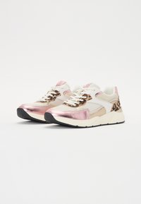 Die Sneakers bestehen aus einer Mischung von Materialien, darunter Mesh, metallische rosa Akzente und Details im Leopardenmuster, mit einer schwarzen Gummisohle und einer weißen Schnürverschluss.