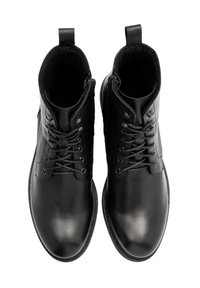 Botas de cuero negro con textura lisa, diseño con cordones, cremallera lateral y puntera redonda. Altura corta en el tobillo con forro acolchado.