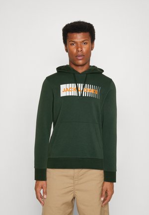 Sudadera de color verde oscuro con un bolsillo canguro en el frente, que presenta un estampado de logo en blanco y naranja. Fabricada con una tela suave y texturizada.