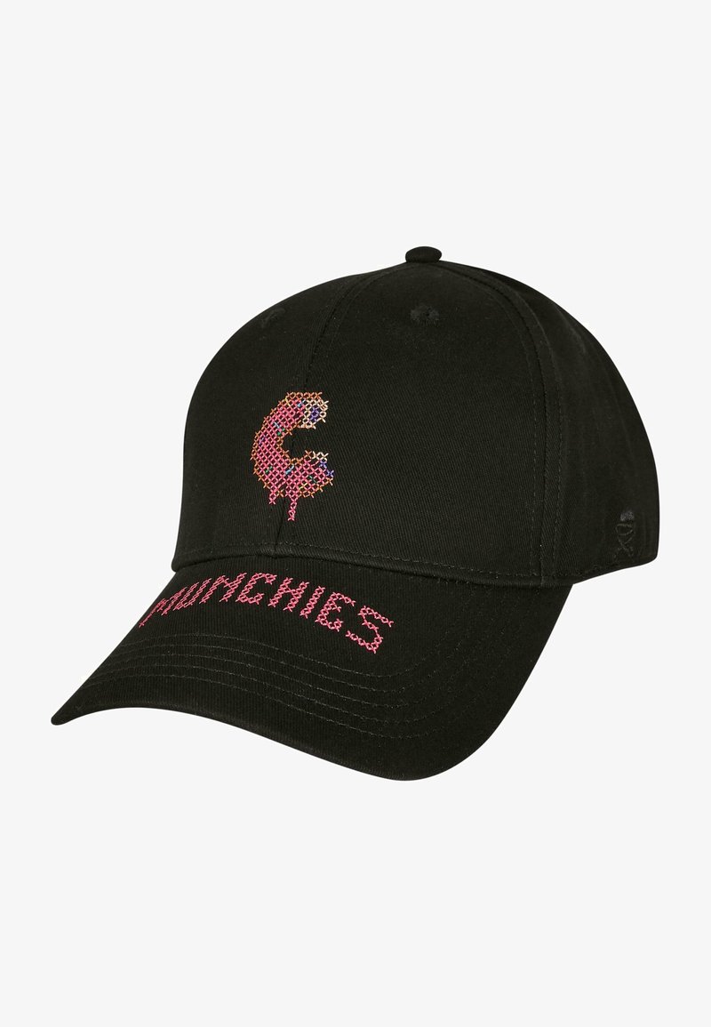 Schwarze Baseballmütze mit einem strukturierten, umrandeten 'C'-Logo in mehreren Farben und dem Wort "MUNCHIES", das in Pink auf der Vorderseite gestickt ist.