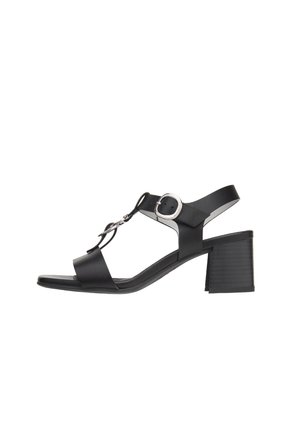 Sandali con tacco in pelle nera con design a T-bar, cinturino regolabile alla caviglia e tacco a blocco quadrato. Presentano dettagli in metallo argentato.