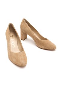 Beżowe zamszowe szpilki z okrągłym noskiem i 4 cm blokowym obcasem. Wnętrze zawiera nadrukowane logo na wkładce.
