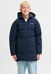 Námořnicky modrá prošívaná péřová bunda se zipem, kapucí a prošívaným vzorem. Vyrobena z hladkého materiálu s logem na hrudi.