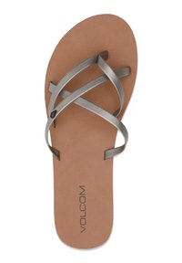 Ruskea keinonahkainen flip-flop, jossa on harmaat ristihihnat ja teksturoitu pohja. Sisältää logon pohjassa. Minimalistinen muotoilu.