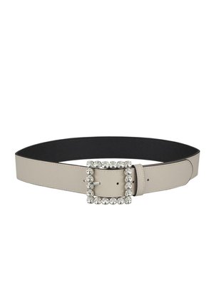 Cinturón de cuero beige con una amplia correa negra, que presenta una hebilla rectangular adornada con cristales. Textura suave y acabado pulido.