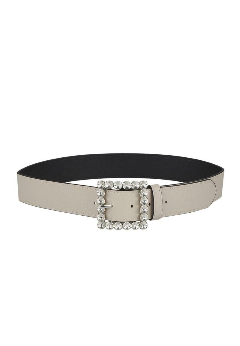 Cinturón de cuero beige con una amplia correa negra, que presenta una hebilla rectangular adornada con cristales. Textura suave y acabado pulido.