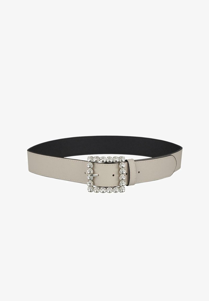 Beige leren riem met een brede zwarte band, voorzien van een rechthoekige gesp versierd met kristallen. Soepele textuur en gepolijste afwerking.