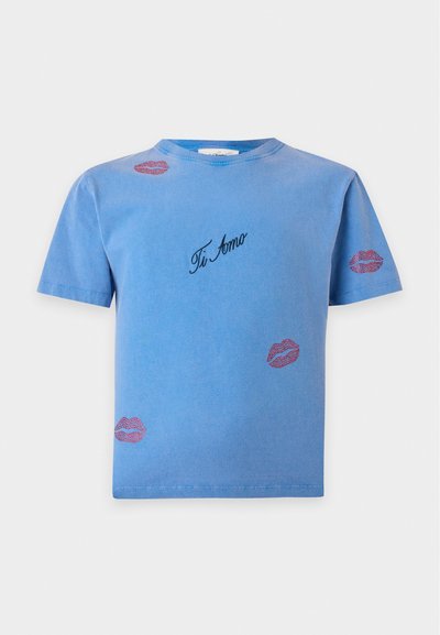Μπλε T-shirt με κοντά μανίκια, μαύρο κείμενο "Ti Amo" και τέσσερα κόκκινα αποτυπώματα από χείλη μπροστά και στα μανίκια.