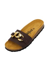 Bruine slidesandalen met een brede strap, gouden kettingaccent, gevoerde binnenzool en een gestructureerde zwarte buitenzool. Geschikt voor casual dragen.