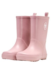 Bottines de pluie en caoutchouc rose avec une finition lisse, un bout arrondi et des semelles texturées. Équipées de poignées de traction et d'un logo circulaire sur le côté.