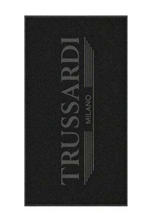 Tappeto rettangolare nero con testo verticale "TRUSSARDI" e testo orizzontale "MILANO" con design a linee a strisce.