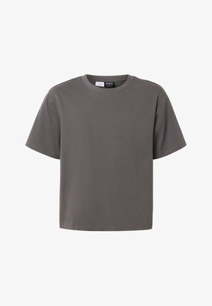 Prosty ciemnoszary T-shirt z krótkim rękawem, okrągłym dekoltem i luźnym krojem, przedstawiony na białym tle.