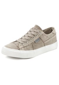 Beige Canvas-Sneaker mit weißer Gummisohle, runder Zehenpartie und Schnürdesign. Sichtbare Nähte und ein Logotag an der Seite.