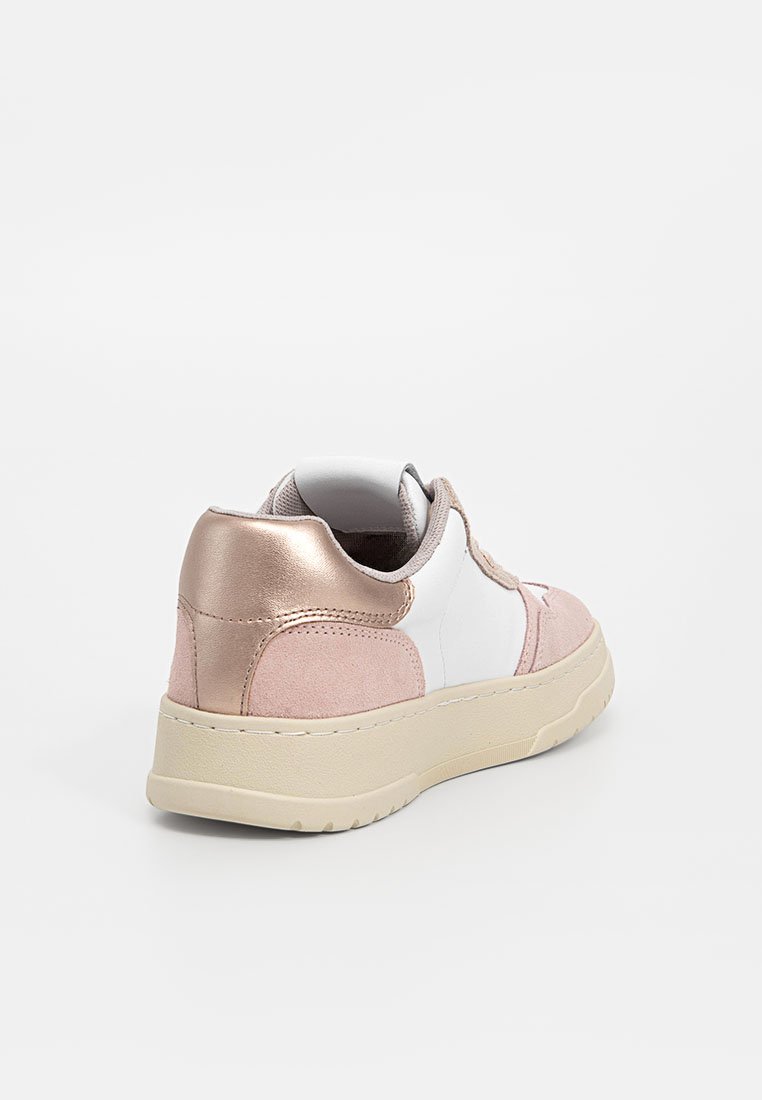 Sneaker a low-top con tallone metallico rosa oro, pannelli laterali bianchi, suola beige e dettagli in suede rosa chiaro, mostrato da un'angolazione posteriore-destra.