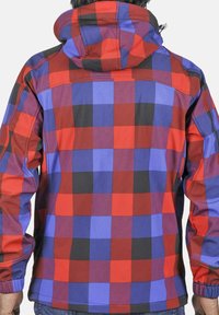 Veste à carreaux rouge, bleue et noire avec une capuche. Dotée de poignets élastiques et d'un cordon de serrage à l'ourlet. Le matériau a une texture lisse et mate.