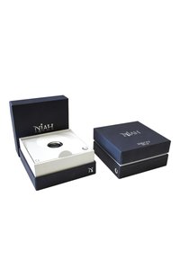 Emballage noir à double boîte avec un plateau intérieur blanc. Présente un texte de marque argenté et une indentation circulaire pour le placement du produit.