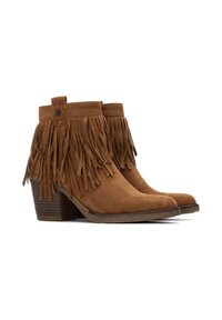 Stivaletti in suede marrone con dettagli a frange, tacco impilato e punta leggermente appuntita. Presentano un'etichetta con un bottone metallico decorativo.
