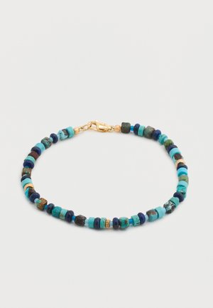 Bracelet à perles avec de petites pierres cylindriques et rondes turquoise, bleu marine, verdâtre et dorées, doté d'une fermeture à mousqueton en or.