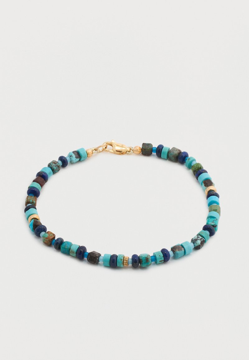 Βραχιόλι με χάντρες από μικρές κυλινδρικές και στρογγυλές πέτρες σε τυρκουάζ, ναυτικό μπλε, πρασινωπό και χρυσό χρώμα, με κούμπωμα κλείσιμο από χρυσό κάβουρα.