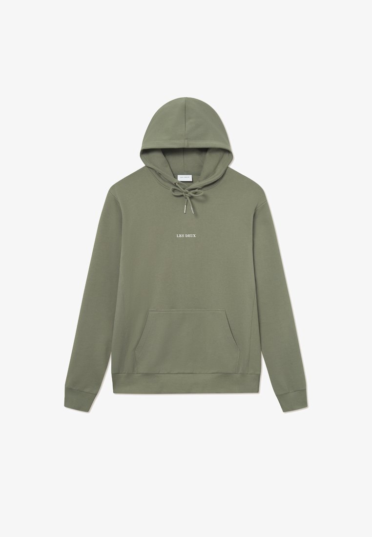 Hanorac verde măsliniu dintr-un amestec de bumbac. Are un glugă cu șnur, buzunar tip kangaroo și un logo text în față. Textură moale, croială normală.