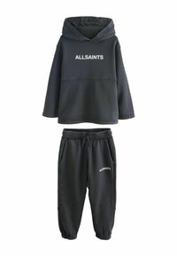 Tmavě šedá mikina s kapucí a přední kapsou ve stylu kangaroo, doplněná o odpovídající kalhoty s gumovými manžetami a bílým logem "ALLSAINTS".