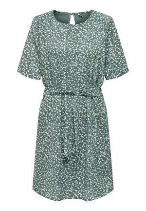 Groene jurk met bloemenprint, korte mouwen, een ronde halslijn en een tailleband. De stof heeft een gestructureerde afwerking met kleine witte en blauwe bloemen.