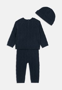 Conjunto de suéter de malha azul marinho com textura de cabo, inclui uma blusa de manga longa e calças combinando, complementado com um gorro de malha canelada.