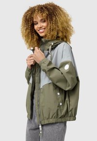 Olivengroene en grijze hoodie met een rits aan de voorkant, elastische manchetten en verstelbare trekkoorden; voorzien van een logopatch en drukknoopsluiting.