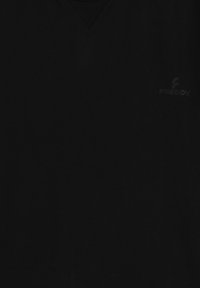 Camiseta negra de algodón con cuello en V. Presenta un diseño sencillo con un sutil logo "FREDDY" en un tono más oscuro en el lado izquierdo.