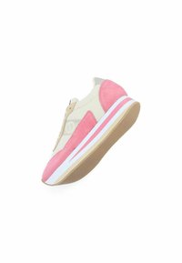 Sneaker mit einem beigen Mesh-Obermaterial und rosa Wildleder-Akzenten; verfügt über eine weiße und rosa Zwischensohle, eine strukturierte Gummisohle und flache Schnürsenkel.
