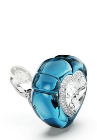 Blå glas clip-on örhänge med en stor hjärtformad klar ädelsten omgiven av mindre diamanter på en silverinställning.