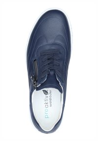 Sneaker in pelle blu navy con suola bianca; presenta una tomaia testurizzata, lacci frontali e una cerniera laterale. L'interno mostra l'etichetta del marchio in azzurro chiaro.
