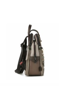 Multifarbener Leder-Rucksack mit zwei Reißverschlüssen, strukturierten Seitenpartien, verstellbaren Trägern und einem angebrachtem dekorativen Anhänger.