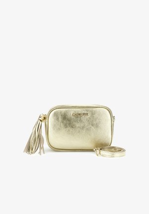 Mała metaliczna złota torebka na ramię z chwostem przy suwaku i odpinanym cienkim paskiem, z nazwą marki na przodzie.