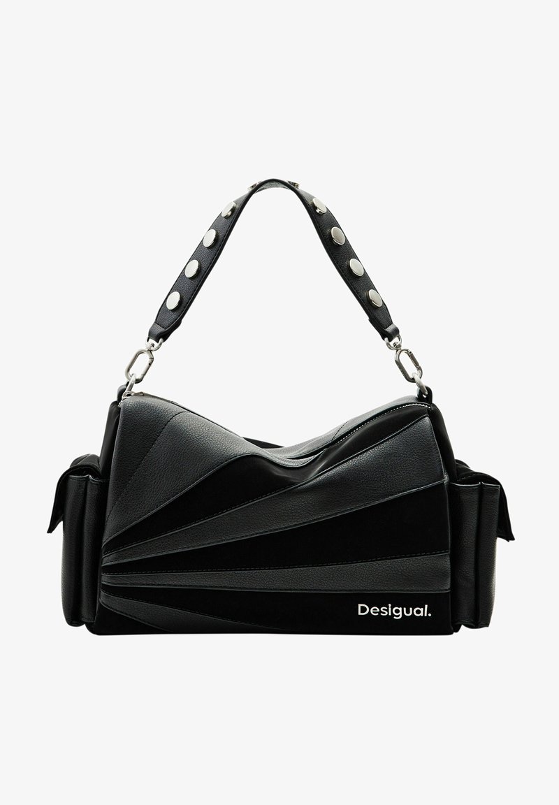 Bolso de mano negro con una superficie texturizada, que presenta un diseño ondulado y bolsillos laterales. Tiene una correa con tachuelas y muestra el logo "Desigual".
